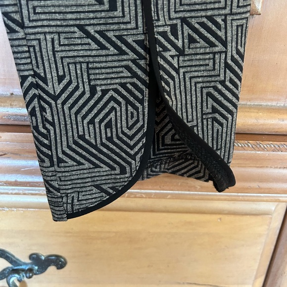 Joseph Ribkoff pull on pant, fits at waist, skinny leg, 29.5 inseam, size 6 - Picture 3 of 3